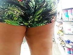 Coroa rabuda de short estampado Nice big ass mature in short