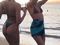 Candice Swanepoel & Doutzen Kroes dancing in bikinis