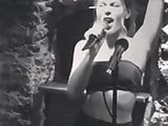 Kate Beckinsale singing karaoke