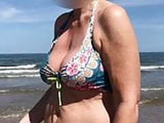 beachvoyeur sexy milf big bikini tits