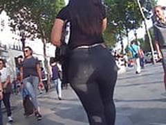 Stunning BIG ASS beauty in tight jeans... wow