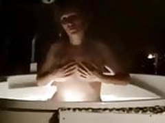 Sandrine fait son show erotique dans le jacuzzi 