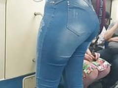 Loira na porta do metro Online | xvideosearch.com