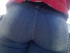 SDRUWS2 - PERFECT EBONY BUBLE BUTT AT A BUS STOP