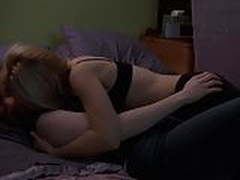 Lauren Ambrose and Mena Suvari - Six Feet Under s4e08 02